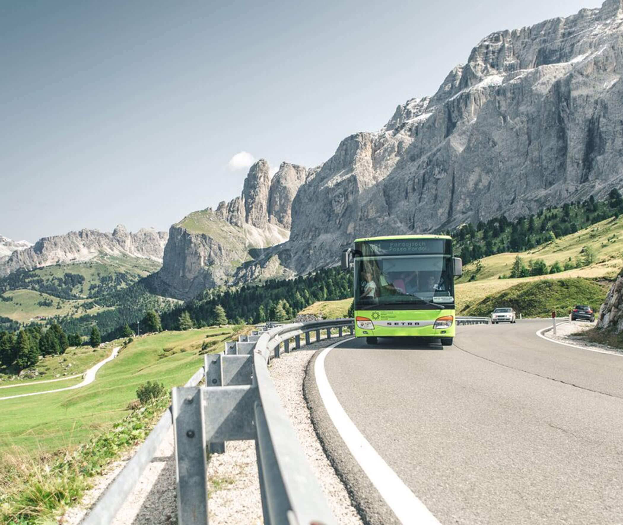 Bus unterwegs auf den Bergstraßen